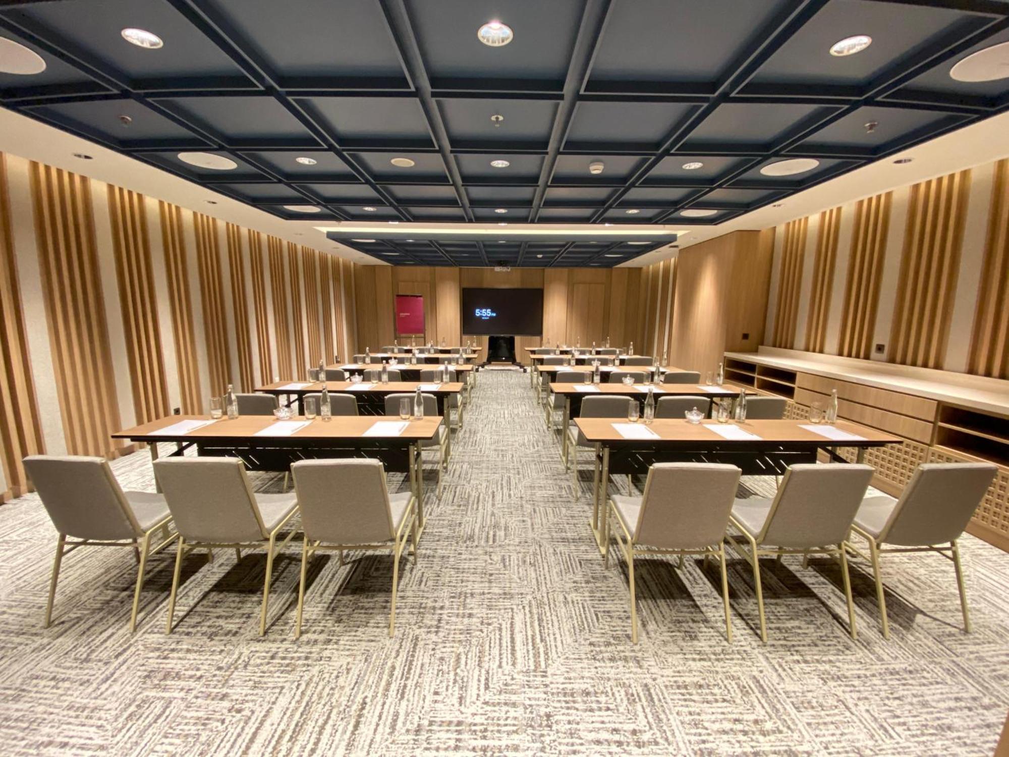 Moevenpick Centre Hotel 5*